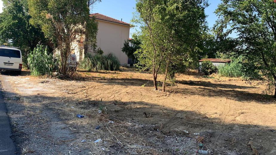 Uno scorcio del terreno in cui sorgeranno il giardino e l’orto sociale (foto Nucci)