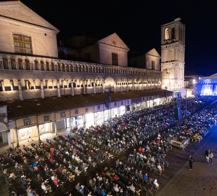 «Tanta gente ai concerti. Costretti a chiudere i negozi in anticipo»