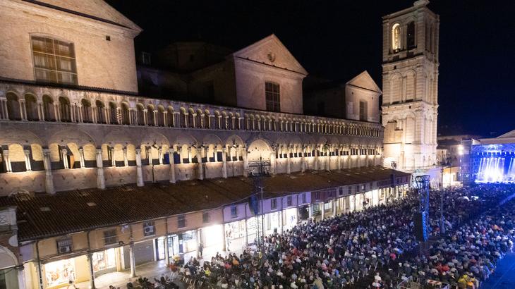 «Tanta gente ai concerti. Costretti a chiudere i negozi in anticipo»