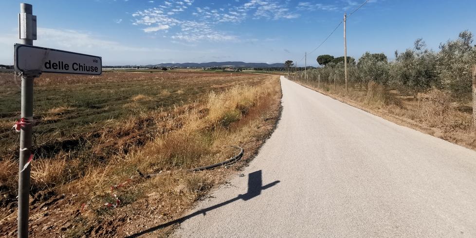 Una veduta di via delle Chiuse dopo i lavori di rifacimento del manto stradale