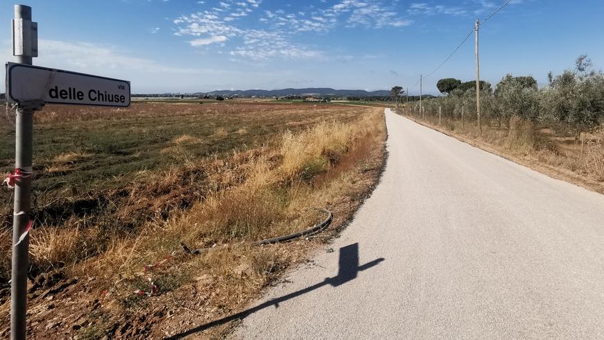 Una veduta di via delle Chiuse dopo i lavori di rifacimento del manto stradale