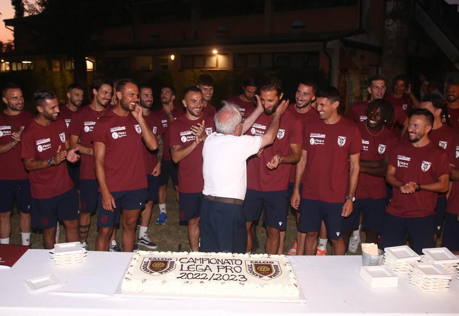 
	Il patron Romano Amadei abbraccia il capitano Paolo Rozzio nel giorno del raduno al Cere


