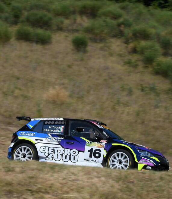 La Skoda Fabia Rally 2 Evo di MM Motorsport con a bordo Tucci e Farnocchia lungo il percorso del Rally Internazionale Casentino