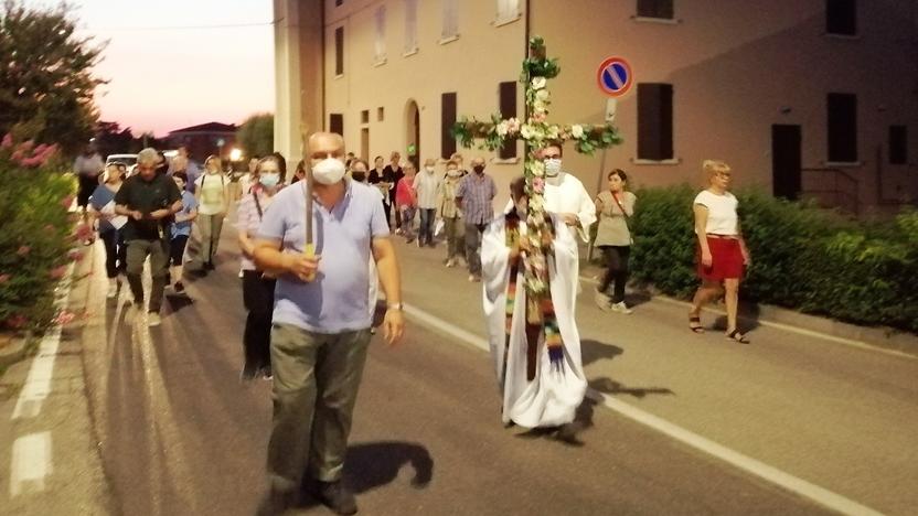 I fedeli in processione invocano la pioggia «La terra torni fertile»