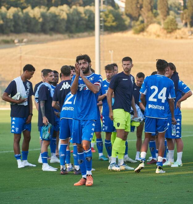 Nella foto di Autovino i giocatori dell’Empoli al termine dell’ultima amichevole a Petroio contro il Seravezza Pozzi