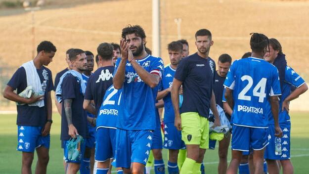 Nella foto di Autovino i giocatori dell’Empoli al termine dell’ultima amichevole a Petroio contro il Seravezza Pozzi