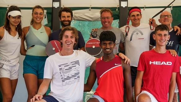 Alcuni giovani tennisti del Tennis Camp Isola d’Elba