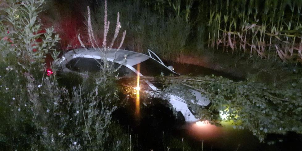 Volano con l’auto nel canale 