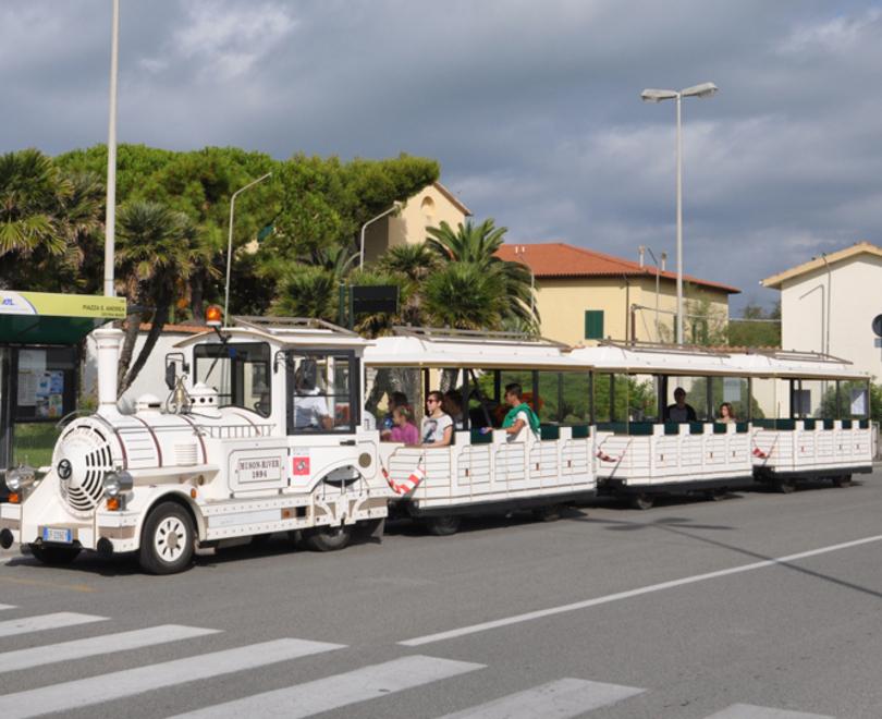 Nella foto, il trenino turistico attivo a Marina di Cecina (foto Michele Falorni/Silvi)