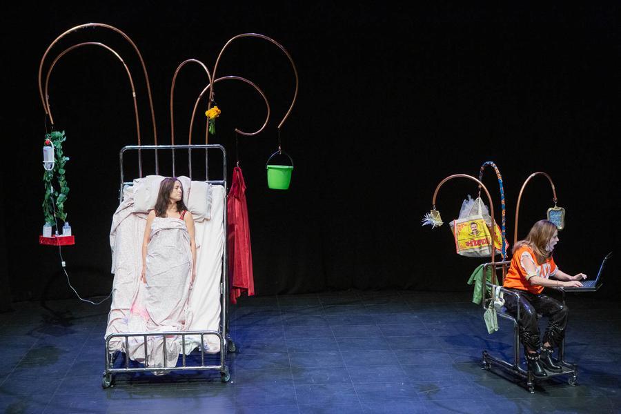 
	Una scena dello spettacolo &ldquo;Il campanello&rdquo; di Dramelot

