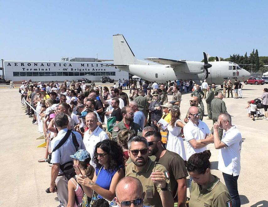 Una piccola grandE folla di appassionati e reporter di riviste specializzate (foto Fabio Muzzi)