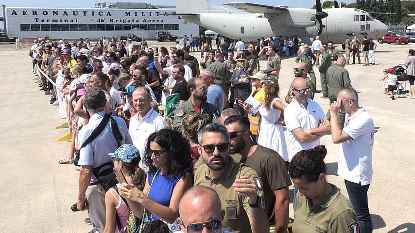 Una piccola grandE folla di appassionati e reporter di riviste specializzate (foto Fabio Muzzi)
