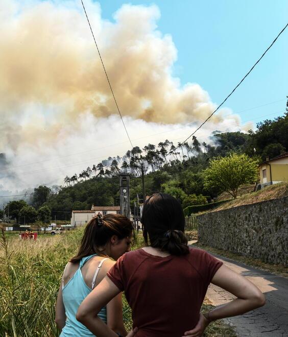 Una delle tante immagini degli incendi di questi giorni