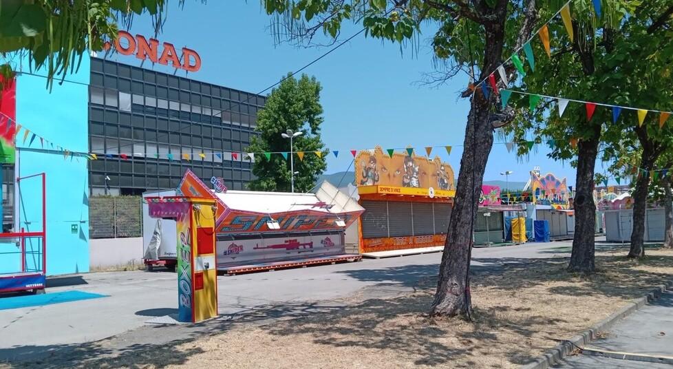 Il luna park accanto al centro direzionale della Conad