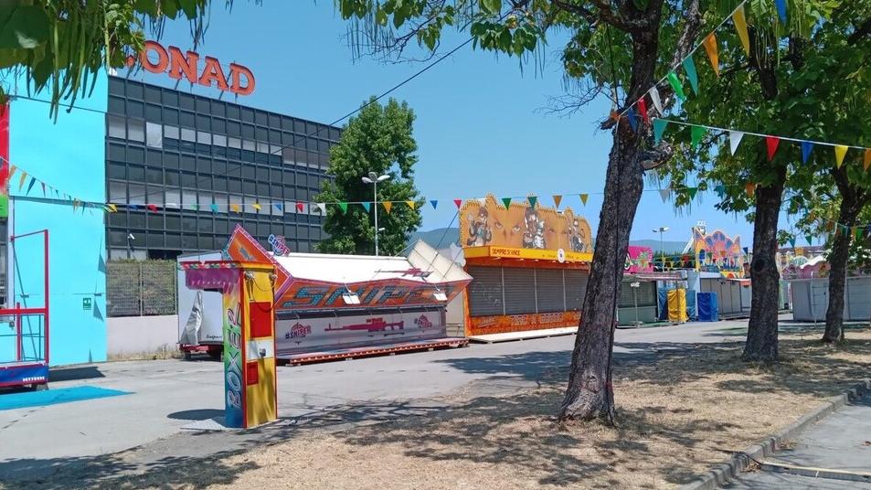 Il luna park accanto al centro direzionale della Conad