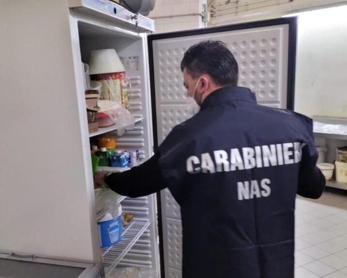 Uno dei militari dei Nas durante il controllo