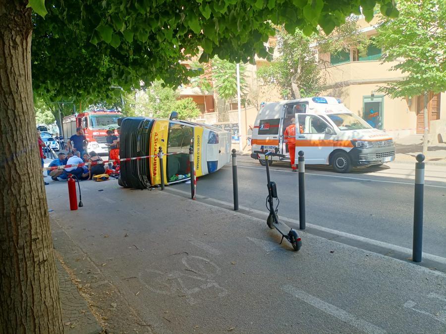 
	L'ambulanza cappottata in viale Italia

