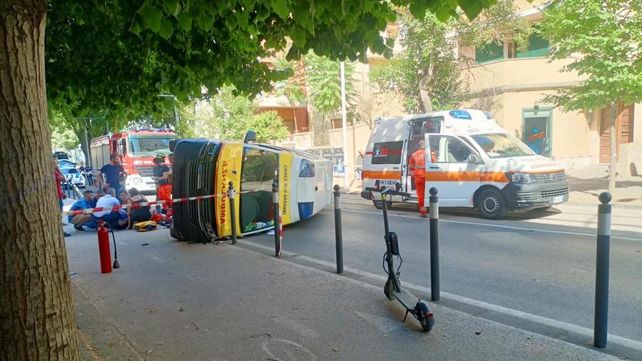 
	L&#39;ambulanza cappottata in viale Italia

