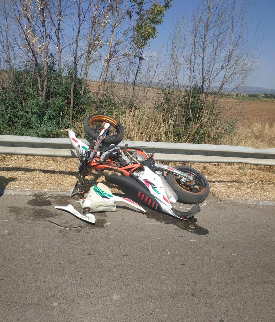 Sbalzato dalla moto sbatte sul guard rail: muore sul colpo 22enne di Guasila
