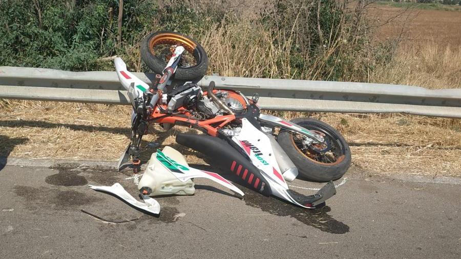 Sbalzato dalla moto sbatte sul guard rail: muore sul colpo 22enne di Guasila