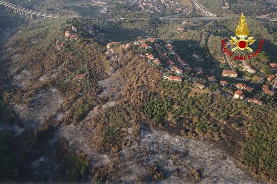 Incendio a Massarosa: sfollati verso il rientro a casa