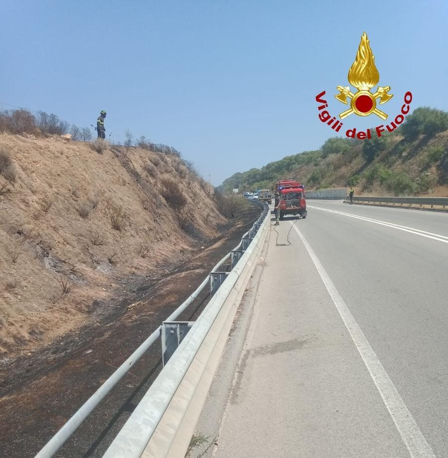 Olbia, fuoco lungo la circonvallazione esterna: traffico rallentato