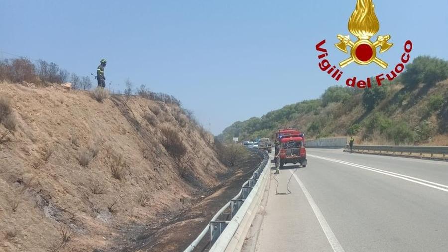 Olbia, fuoco lungo la circonvallazione esterna: traffico rallentato