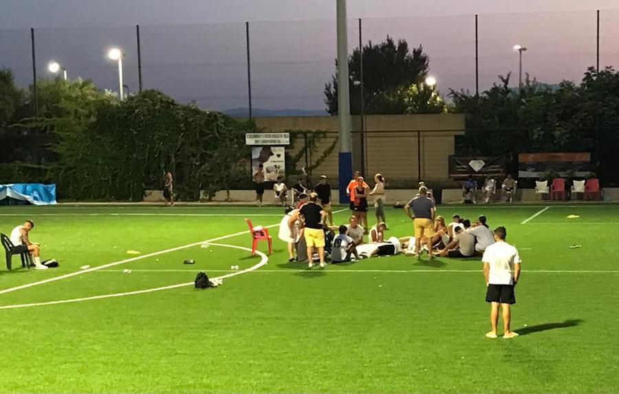 
	Soccorritori e familiari accanto al ragazzo morto sul campo di calcio (foto Mario Rosas)

