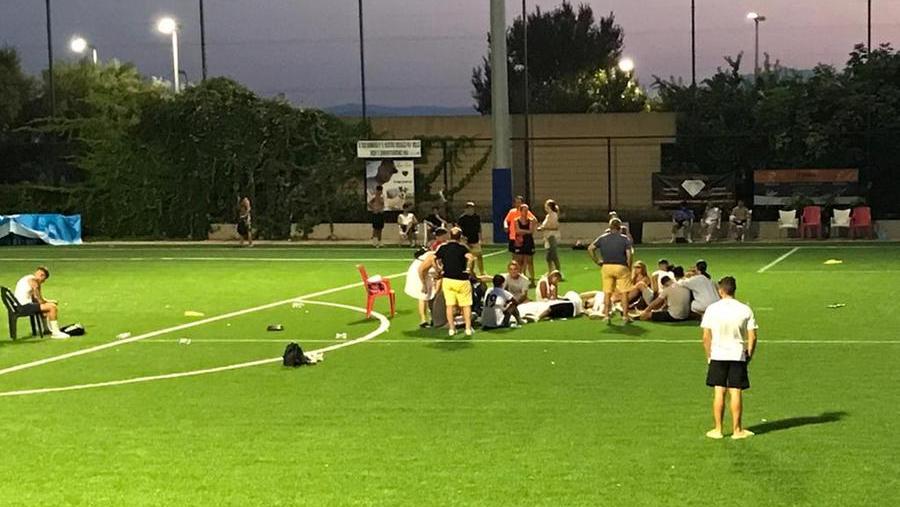 Soccorritori e familiari accanto al ragazzo morto sul campo di calcio (foto Mario Rosas)