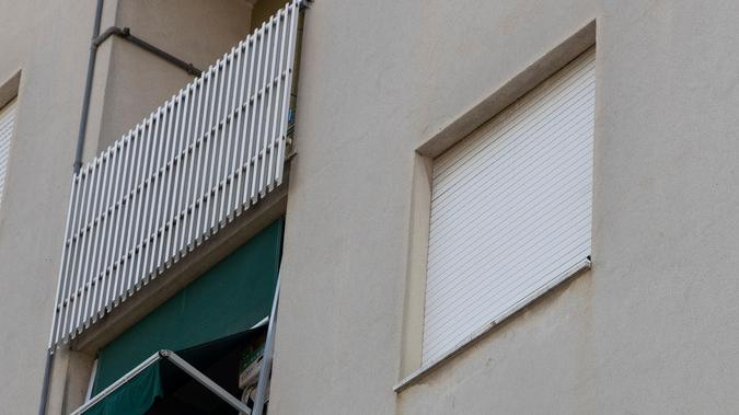 San Cesario: lite, poi cade dalla finestra