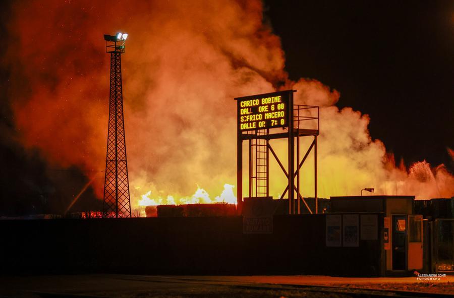 
	Le fiamme nel piazzale della DS Smith (foto Alessandro Conti)

