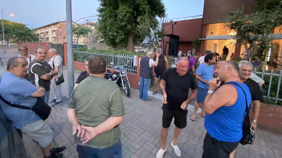 Riaperto il bar del circolo di Pontedera dopo lo stop della Municipale: folla di solidarietà