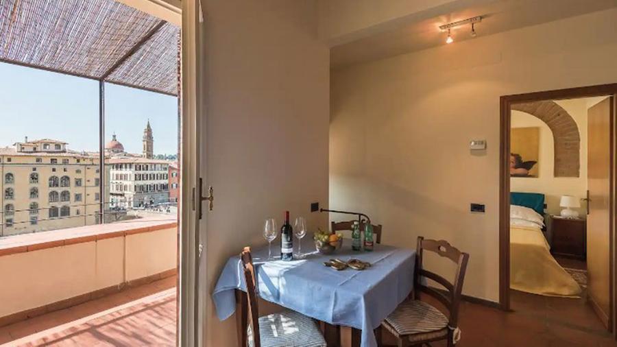 Firenze come New York: quaranta metri con vista sull’Arno, bilocale venduto a 1 milione di euro