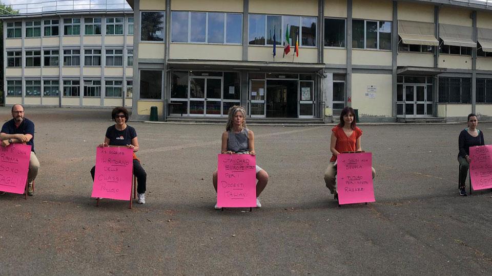 Cartelli di protesta alla media Carducci e, in alto, il sit-in alla media Chelini