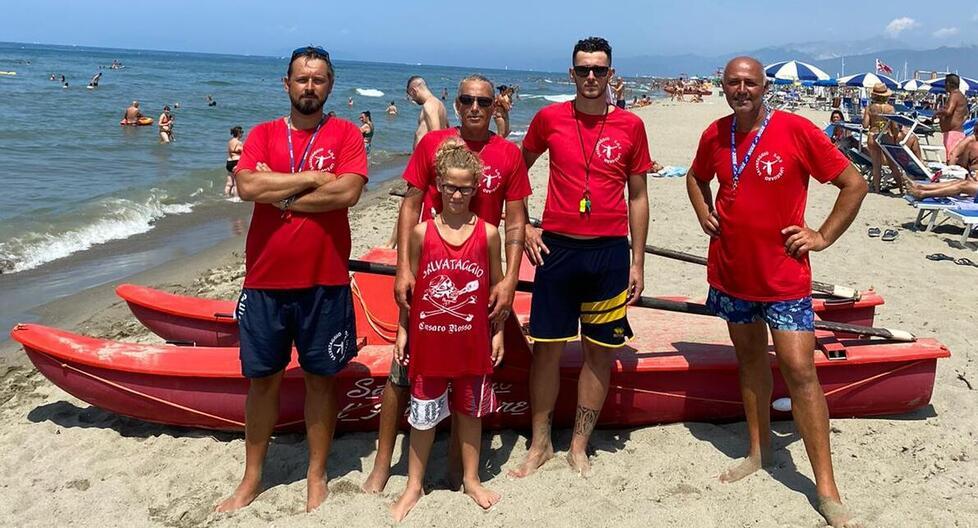 Viareggio, Samuele a otto anni è già un eroe: dà l’allarme e salva il bagnante in difficoltà 
