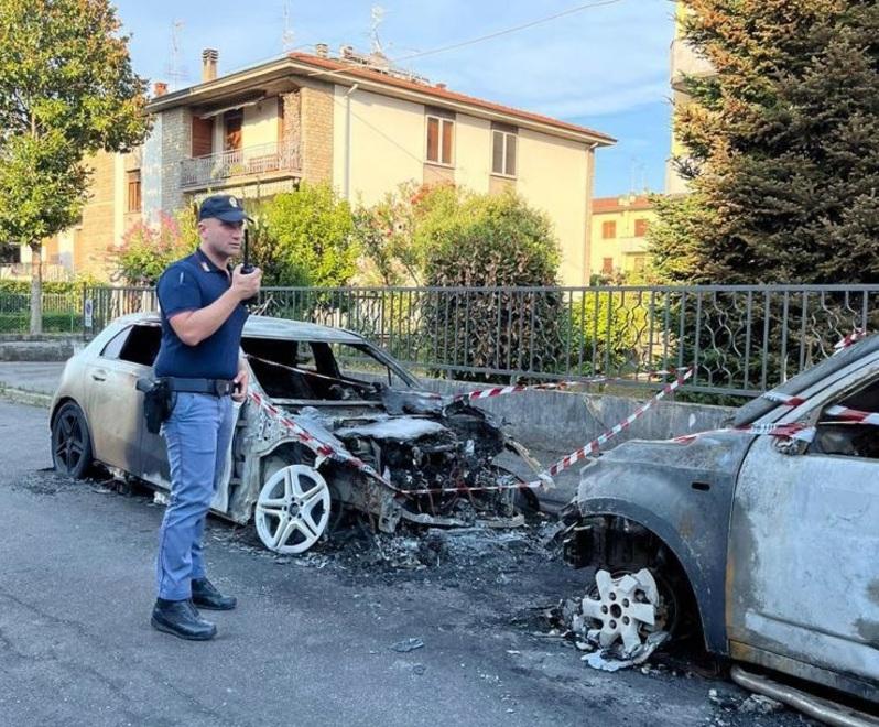 Gelosi della stessa donna, si vendicano bruciandosi l’auto a vicenda