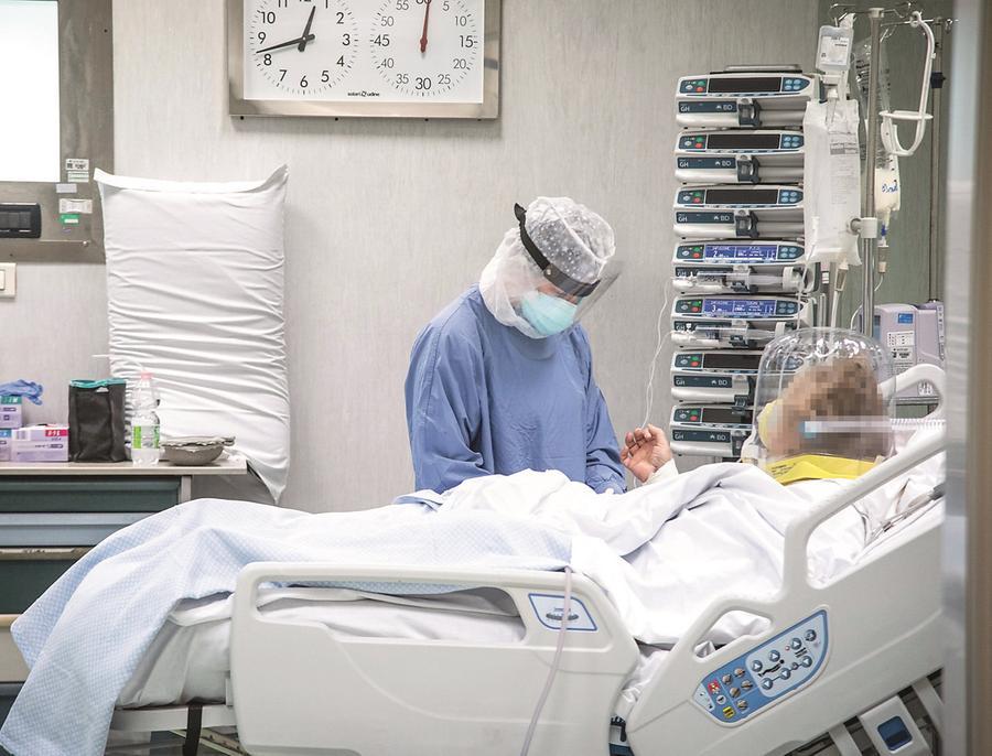 Covid, contagi settimanali in calo, forse il picco è già alle spalle