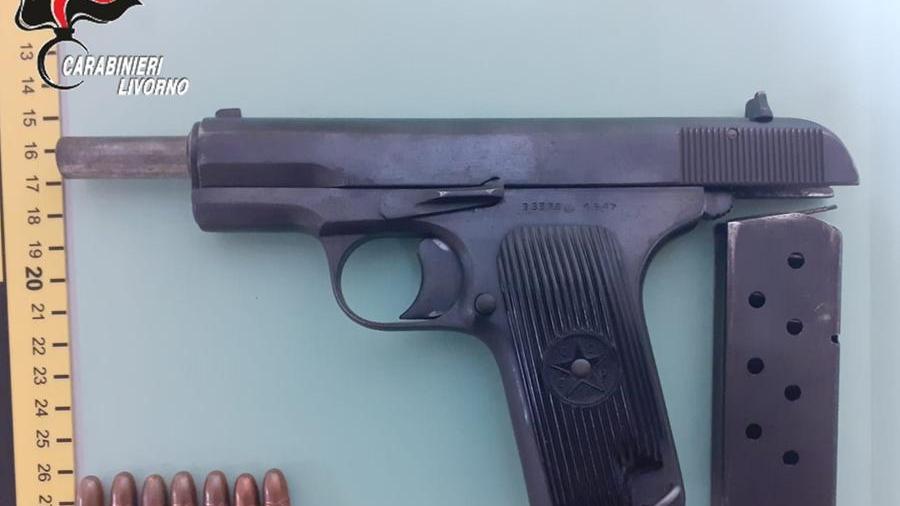 Aveva una pistola russa carica Imprenditore edile finisce in carcere