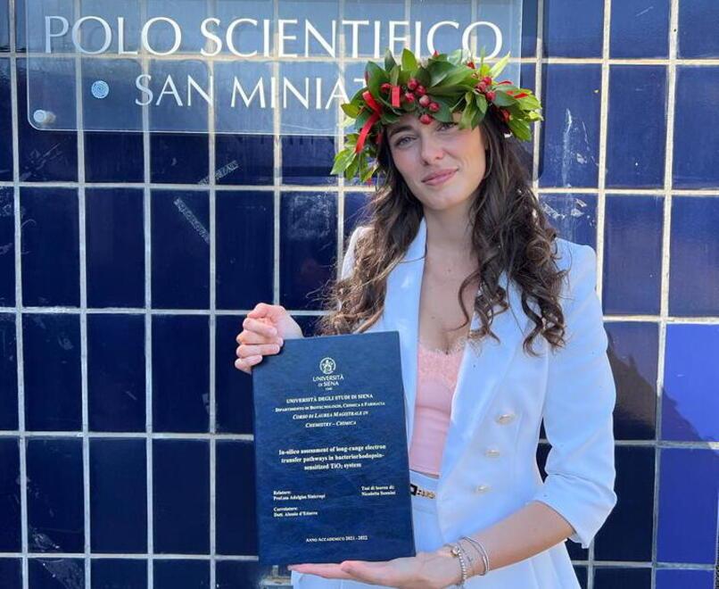 Nicoletta dedica al nonno la sua tesi con una poesia