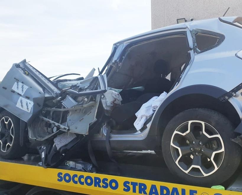 Va fuori strada, auto distrutta. È salvo per un miracolo 