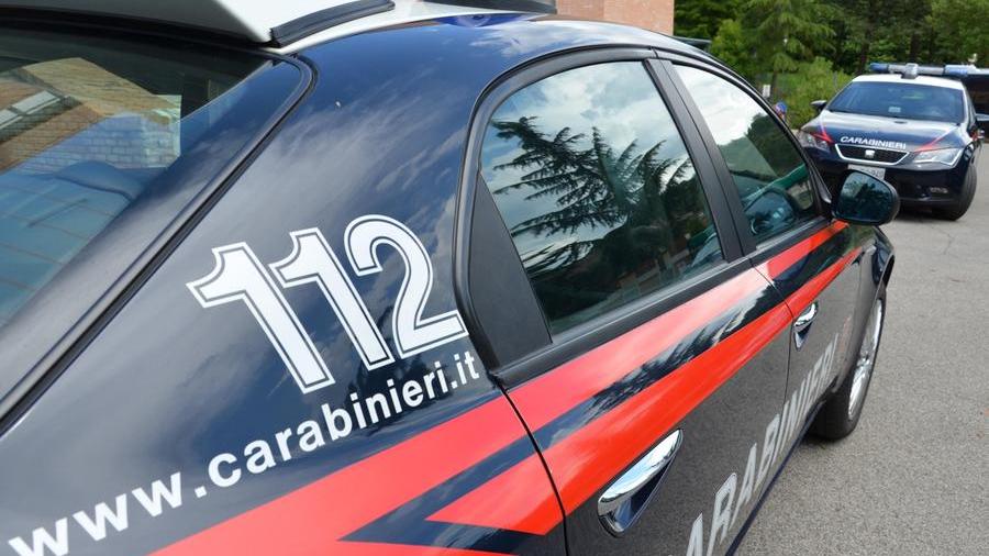 Impugna pistola giocattolo in bar a Prato, denunciato 61enne per procurato allarme