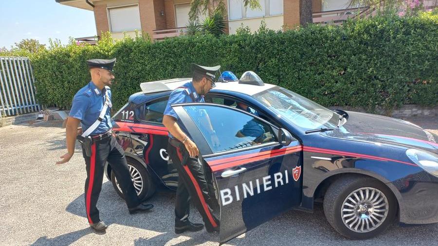 Bientina, tenta di rapinare armato di coltello madre e figlia: arrestato