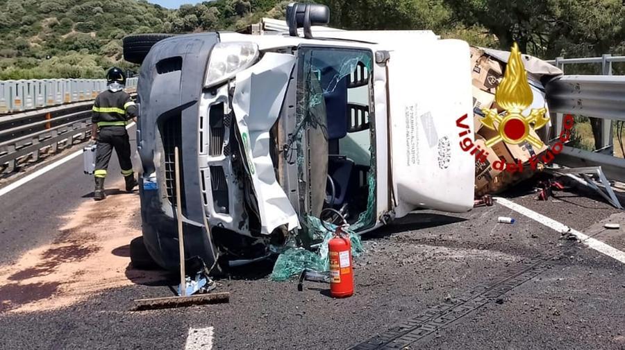 Perde il controllo del furgone che si ribalta più volte e sbatte sul guard rail: conducente e passeggero in ospedale