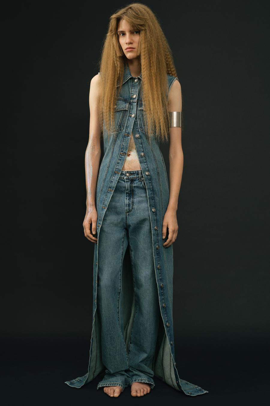 
	Una modella con un abito della nuova collezione Sportmax

