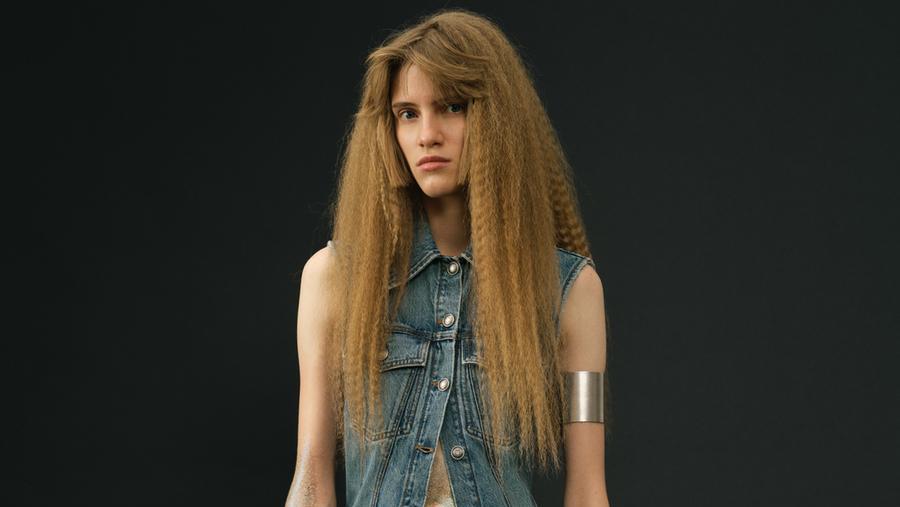 Una modella con un abito della nuova collezione Sportmax