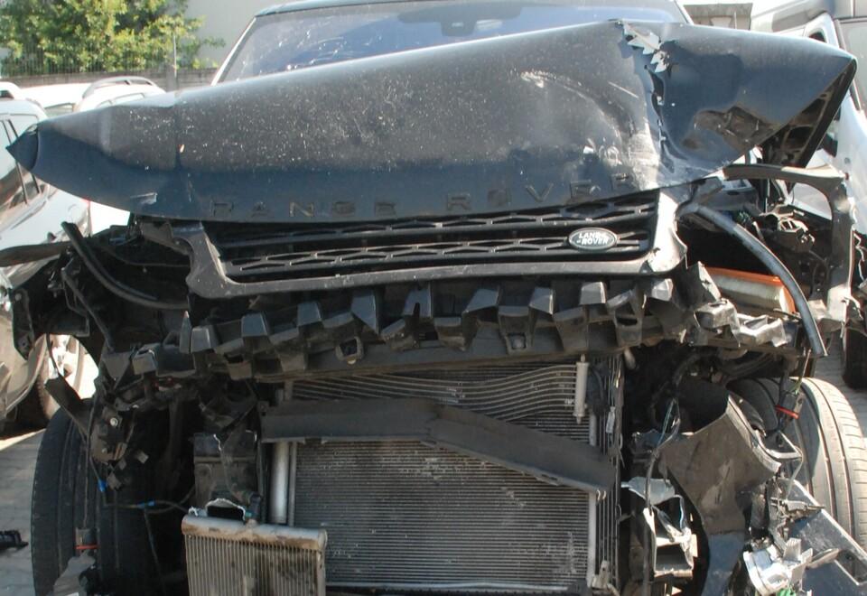 Tentano una pericolosa inversione di marcia, ferite gravi per due giovani