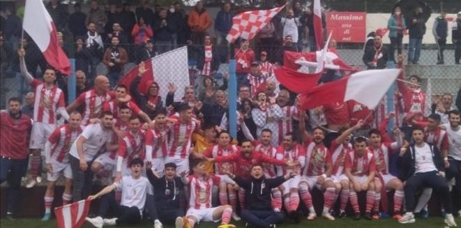 L'esultanza della Tharros dopo la promozione in Eccellenza al termine della stagione 2021-22