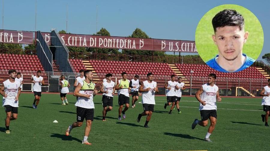 Il Pontedera al lavoro allo stadio Mannucci per la preparazione pre-campionato; nel riquadro l'attaccante di origini indonesiane, Zico Soree 