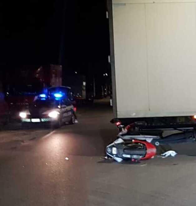 Il motorino guidato dal fidanzatino della ragazza e finito sotto un tir nella notte tra il 22 e il 23 luglio