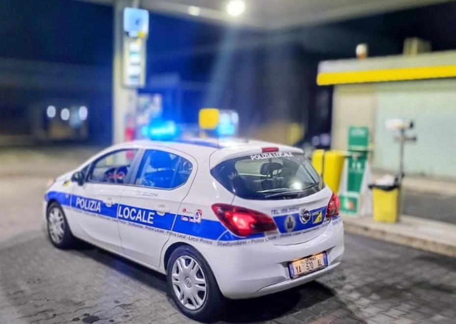 Modena il distributore dà benzina gratis, ma per pochi... 